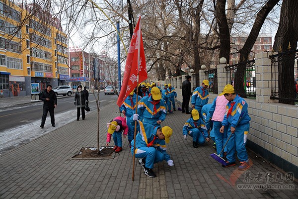 扎兰屯市迎春社区志愿者用实际行动践行雷锋精神获“点赞”