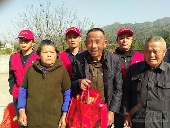 志愿者给老人送上慰问品