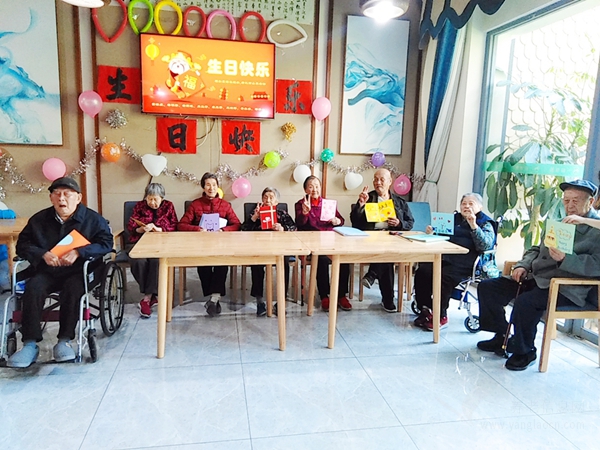 “快乐工作,幸福生活”成都养老院一暄南门院四月生日会暨团建活动
