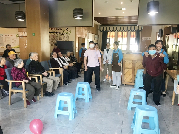 “快乐工作,幸福生活”成都养老院一暄南门院四月生日会暨团建活动
