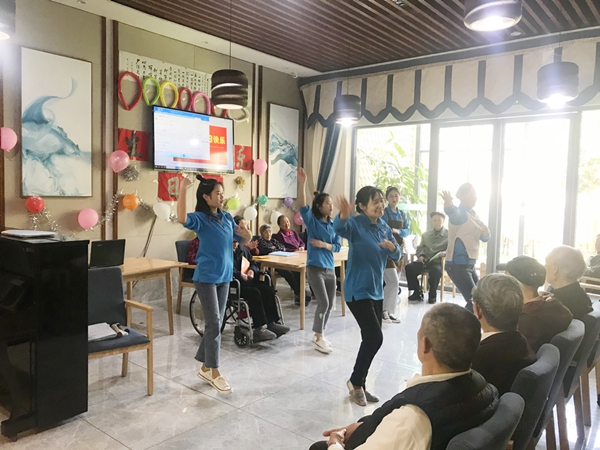 “快乐工作,幸福生活”成都养老院一暄南门院四月生日会暨团建活动