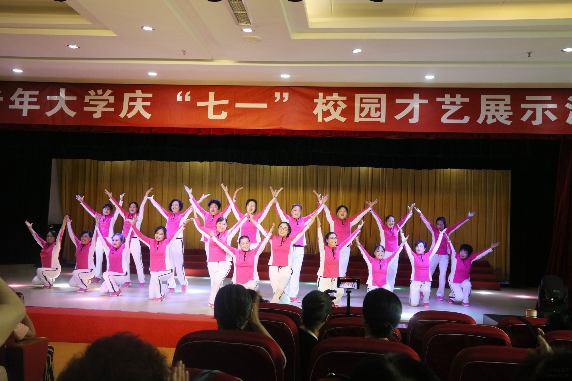 重庆:巫山老年大学庆“七一”跟党走幸福路