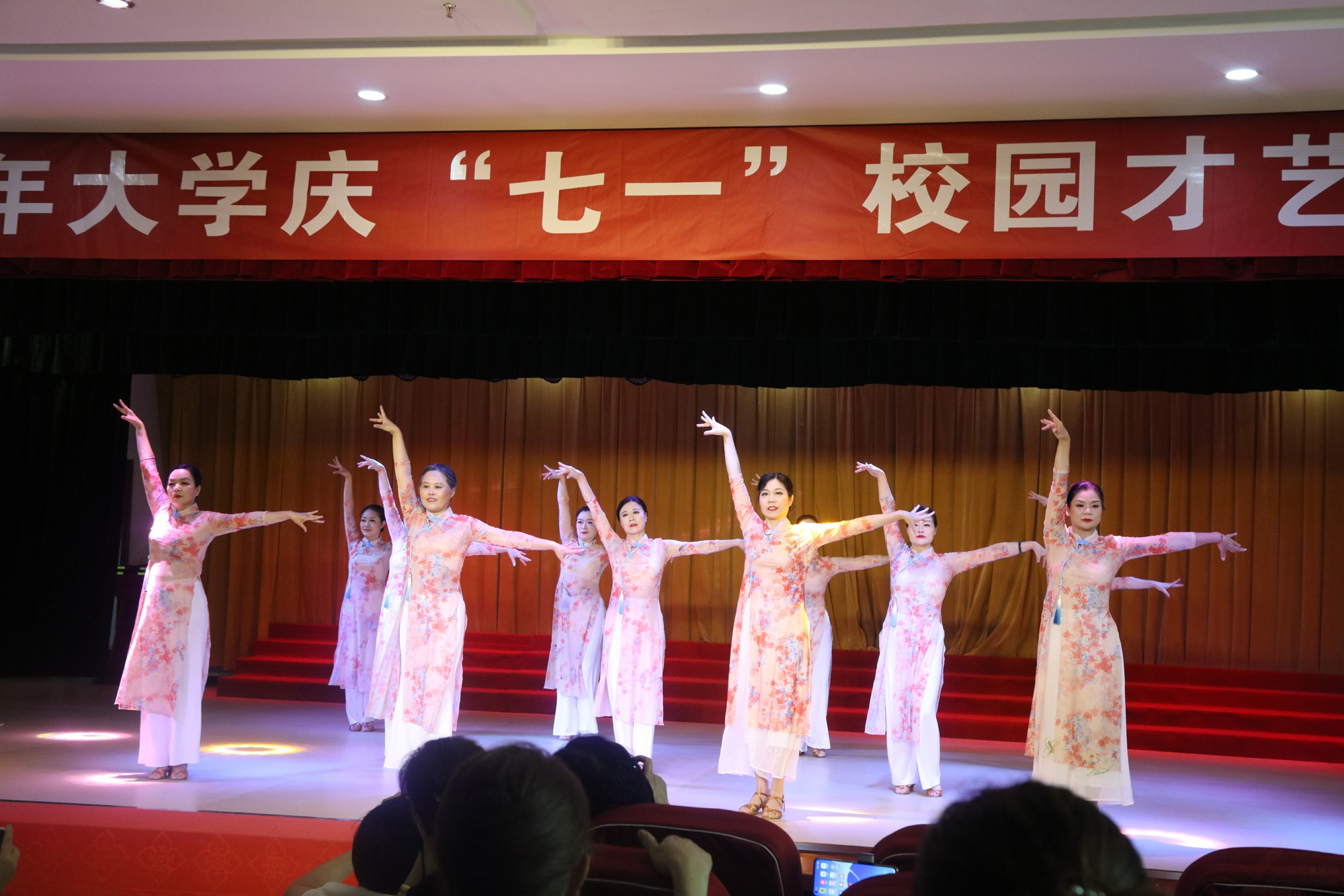重庆:巫山老年大学庆“七一”跟党走幸福路
