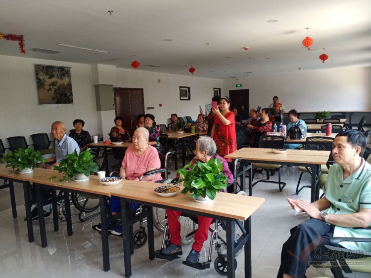吃在益年养老——爱与美食01是全国候鸟式旅居联盟优选基地设有图书室