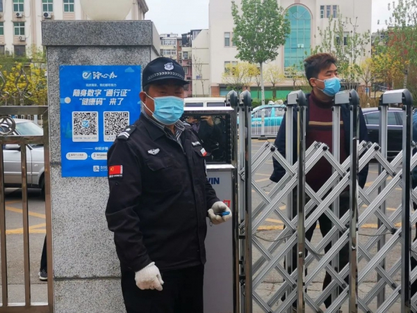 24小时在线疫直坚守养老院大门的保安人