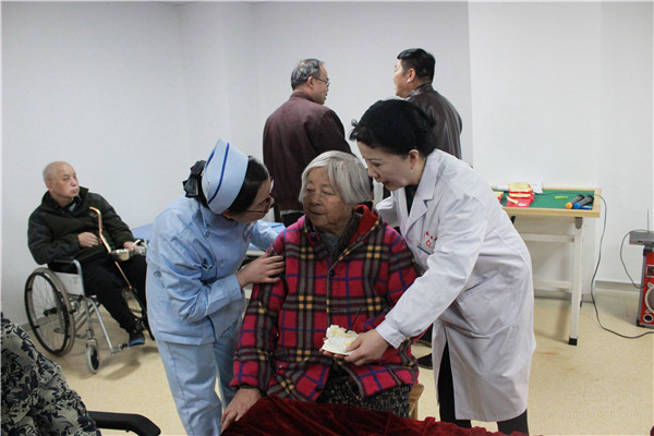 温情敬老老年护理为老人集体庆生