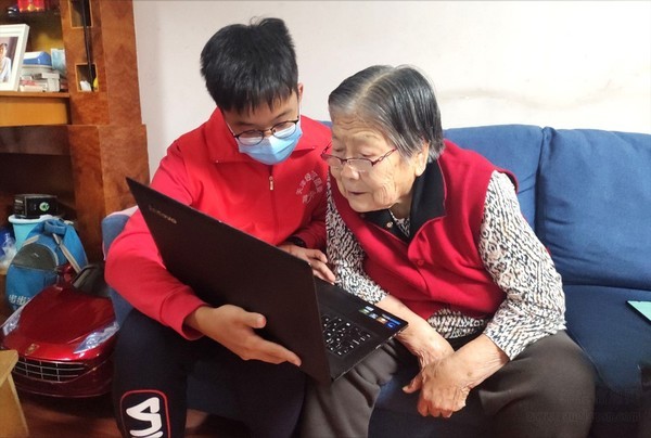 天津滨海: 青年梦想家开展听老前辈讲故事活动