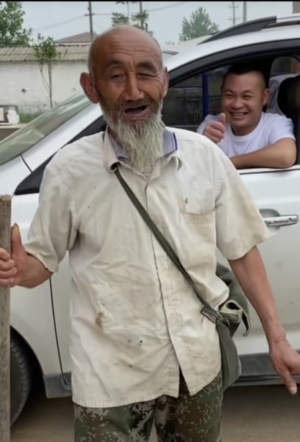 拐杖被拄进夕阳岁月已坐成沧桑路上红男绿女飞扬青春语俏声浪曾经回味