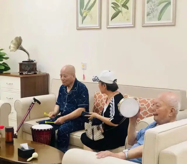 中国老龄协会副会长吴玉韶莅临首慈多家机构调研考察