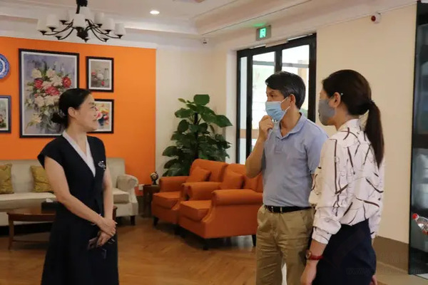 中国老龄协会副会长吴玉韶莅临首慈多家机构调研考察
