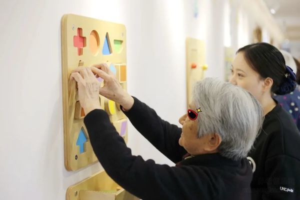 模拟超市1:1真实还原超市场景,长者们通过角色扮演的方式,在模拟超市