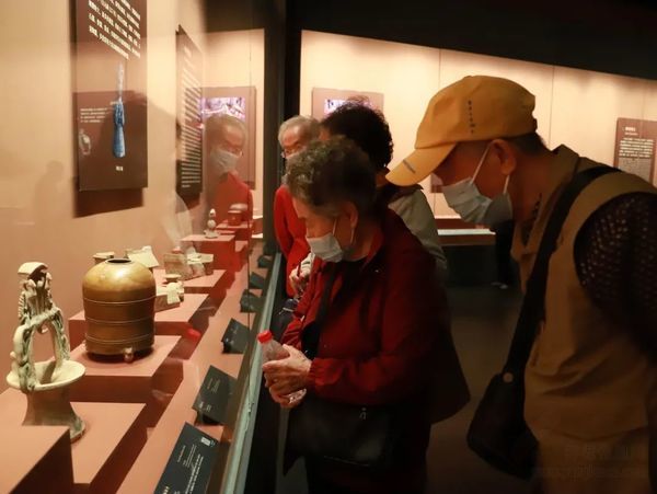 看画展、赏文物,给养老加点“文化餐”——前海人寿幸福之家深圳康养社区