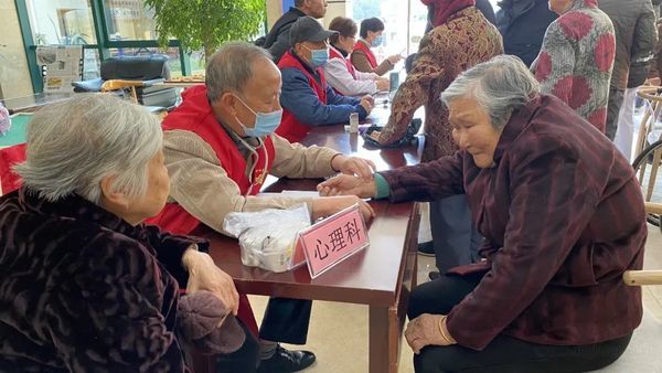 市老年科协走进利宏养老院开展暖心义诊活动