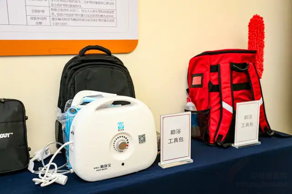 河南省副省长戴柏华带领由各厅局领导和各地市养老工作负责领导组成的观摩团,前往首慈·乐康养护院观摩