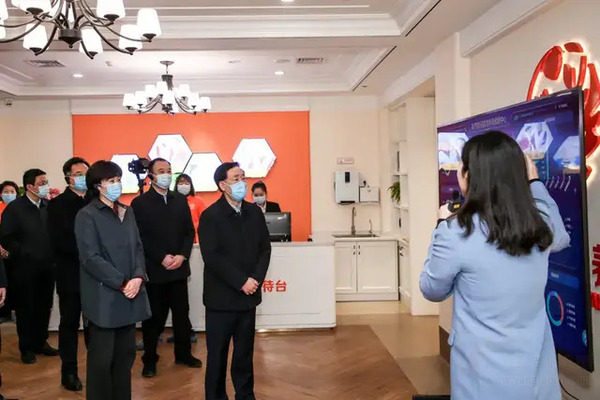 河南省副省长戴柏华带领由各厅局领导和各地市养老工作负责领导组成的观摩团,前往首慈·乐康养护院观摩