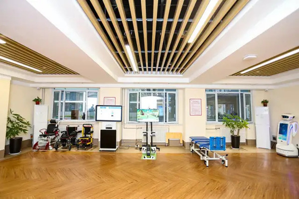河南省副省长戴柏华带领由各厅局领导和各地市养老工作负责领导组成的观摩团,前往首慈·乐康养护院观摩