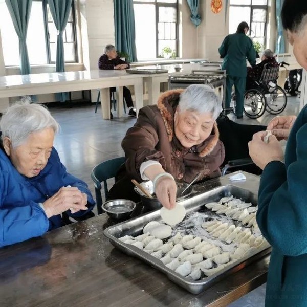 爱心饺子迎冬至,情暖老人心