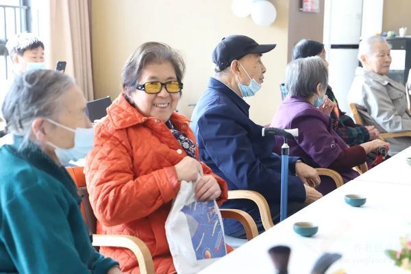 前海人寿幸福之家深圳康养社区——一盏茶汤的快乐,看银龄长者们的七彩生活→