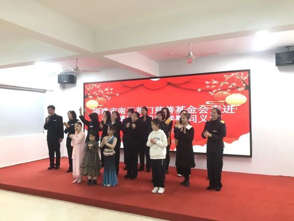 欢乐洋溢敬老院,温情沁入老人心