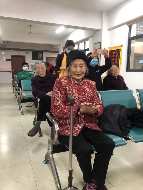 欢乐洋溢敬老院,温情沁入老人心