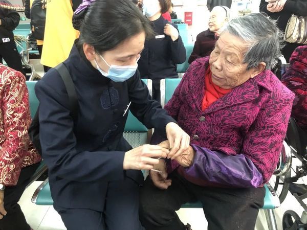 欢乐洋溢敬老院,温情沁入老人心