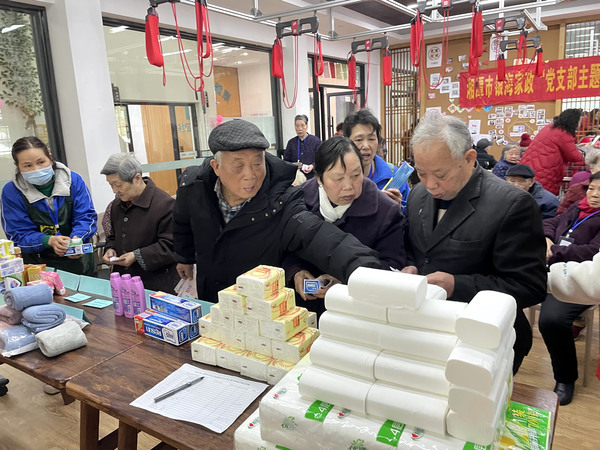 元宵快乐笑开怀,银海俩宝贝趣味过佳节