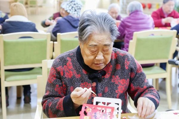 月浦恬逸养老院里欢乐闹元宵——做花灯、猜灯谜