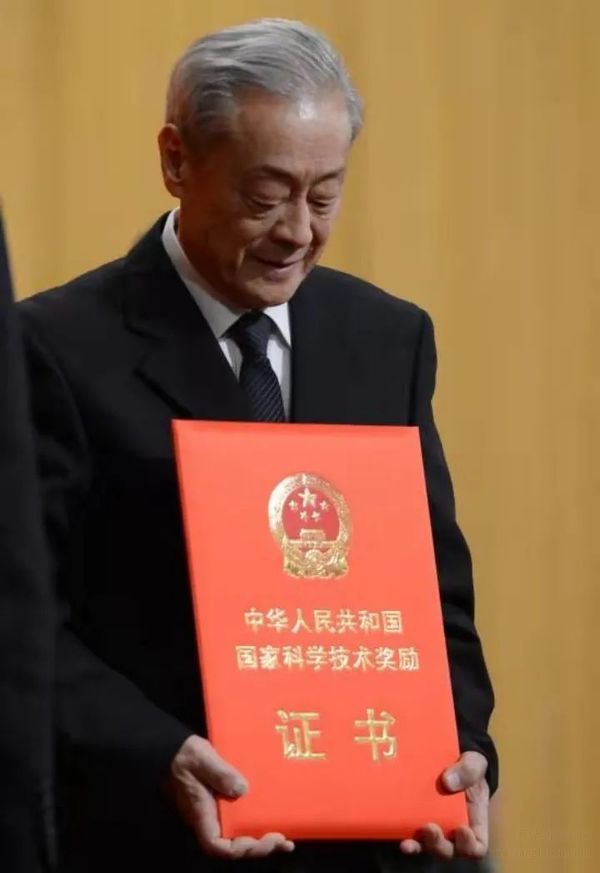 2012孙鸿烈受颁国家科技进步奖一等奖燕园有一个功勋卓著的群体,他们