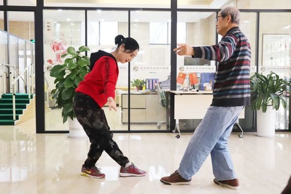 西安曲江老年公寓欢庆女神节,让晚年生活如花绚烂!