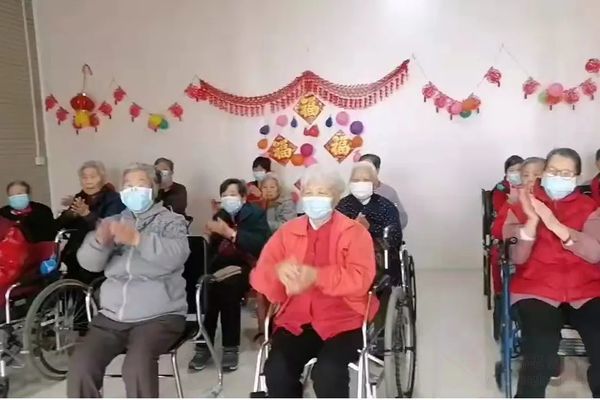 东方长者将封闭后的养老院生活编成了三句半