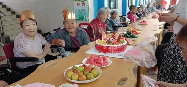集体生日会,情暖老人心