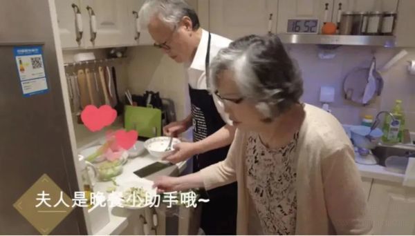 李叔叔和兰阿姨正在下厨