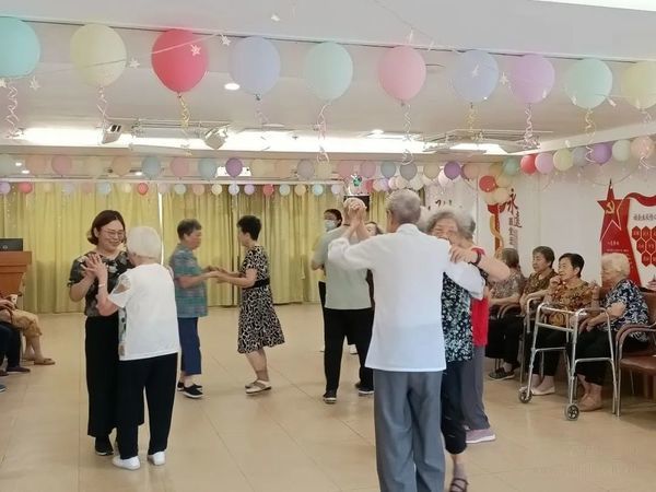 【专题|榕悦·越秀公园】在盛夏的尾巴尖上,万颐长者开了一场交谊舞会!