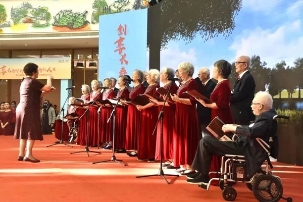 爸妈不回家过节的理由:2100余位泰康之家燕园“银发少年”为泰康居民节代言!