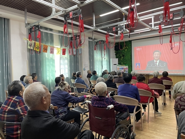 银海俩宝贝里组织长者们收看党的二十大开幕盛况