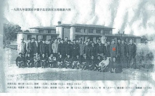 万寿路新六所前合影