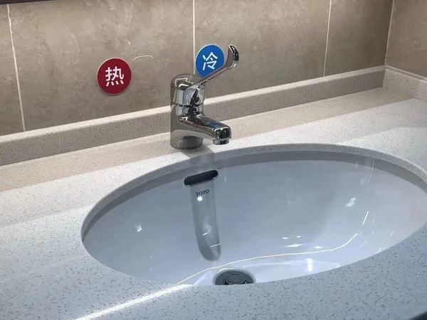 长柄水龙头及醒目的冷热水标识