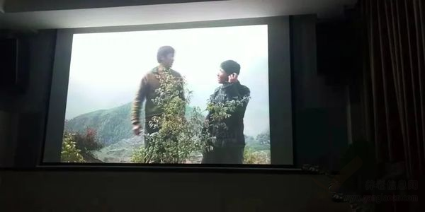 养老院里放电影欢声笑语不停歇