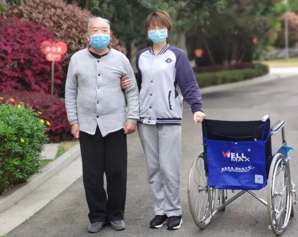 入住小半年,杨叔叔在物理康复师的指导下进行户外步行训练