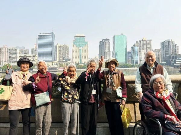 【万颐养老·春光节】春有约,花不误,漫步滨江边,谈笑赋闲乐连连