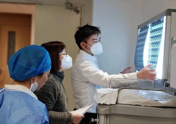 △深夜,泰康之家湘园康复医院医生急诊查看分析患者检查CT