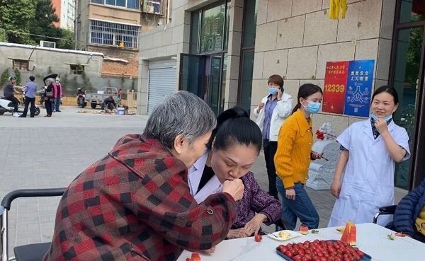 德家养老院老人,一起为八旬老人过寿,大家纷纷送上祝福
