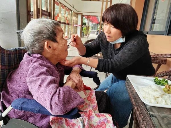 佛山市禅城区天福养老院里的花式浪漫