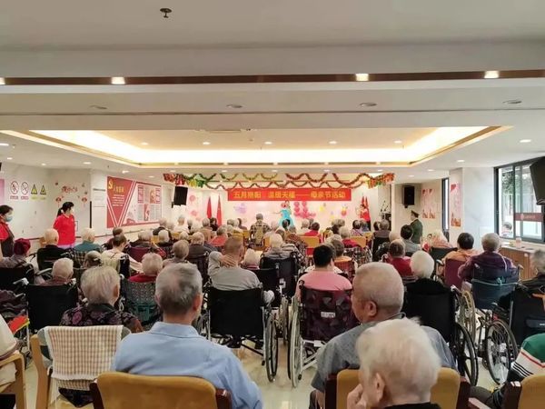 长者们期待精彩表演