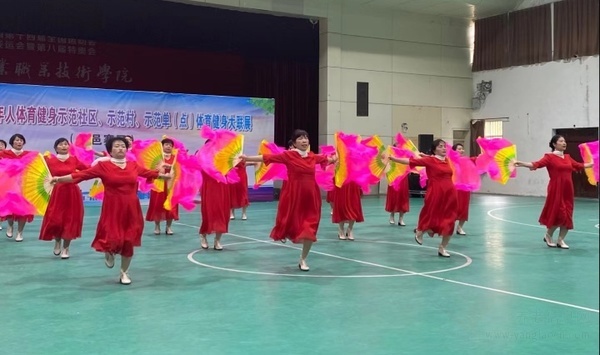 西安市鄠邑区中老年人翩翩舞步让人醉
