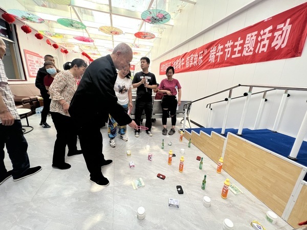 西安市新城区百禾养老服务中心——五色新丝缠角粽与爱同行欢乐浓