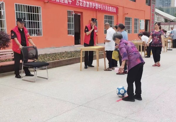万花香康养护理中心丨养老院内开展游园会,五桩社区长者端午笑开颜