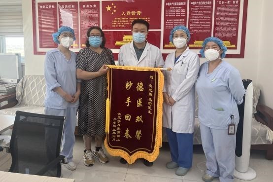 一面锦旗诉说重症监护暖心服务