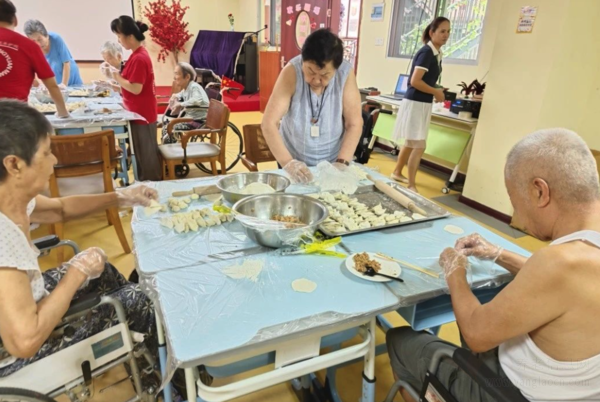 深圳晚晴苑养护院举办包饺子活动,长者们乐在其中
