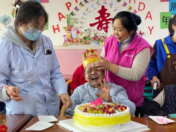 成都市郫都区颐园养老院:温情满满的集体生日会